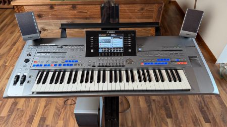 Yamaha Tyros 5 inklusive Boxen und Ständer