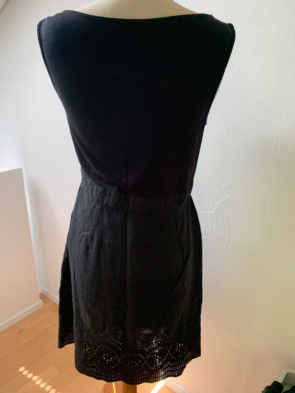 Maddison Vestiti: Schwarzes Maddison Sommerkleid Gr. 40 – Usato da Ennetbaden venduto da usemiste 2