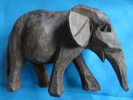 Elefant 9cm hoch, 13cm lang, 6cm breit. Dunkelbraun