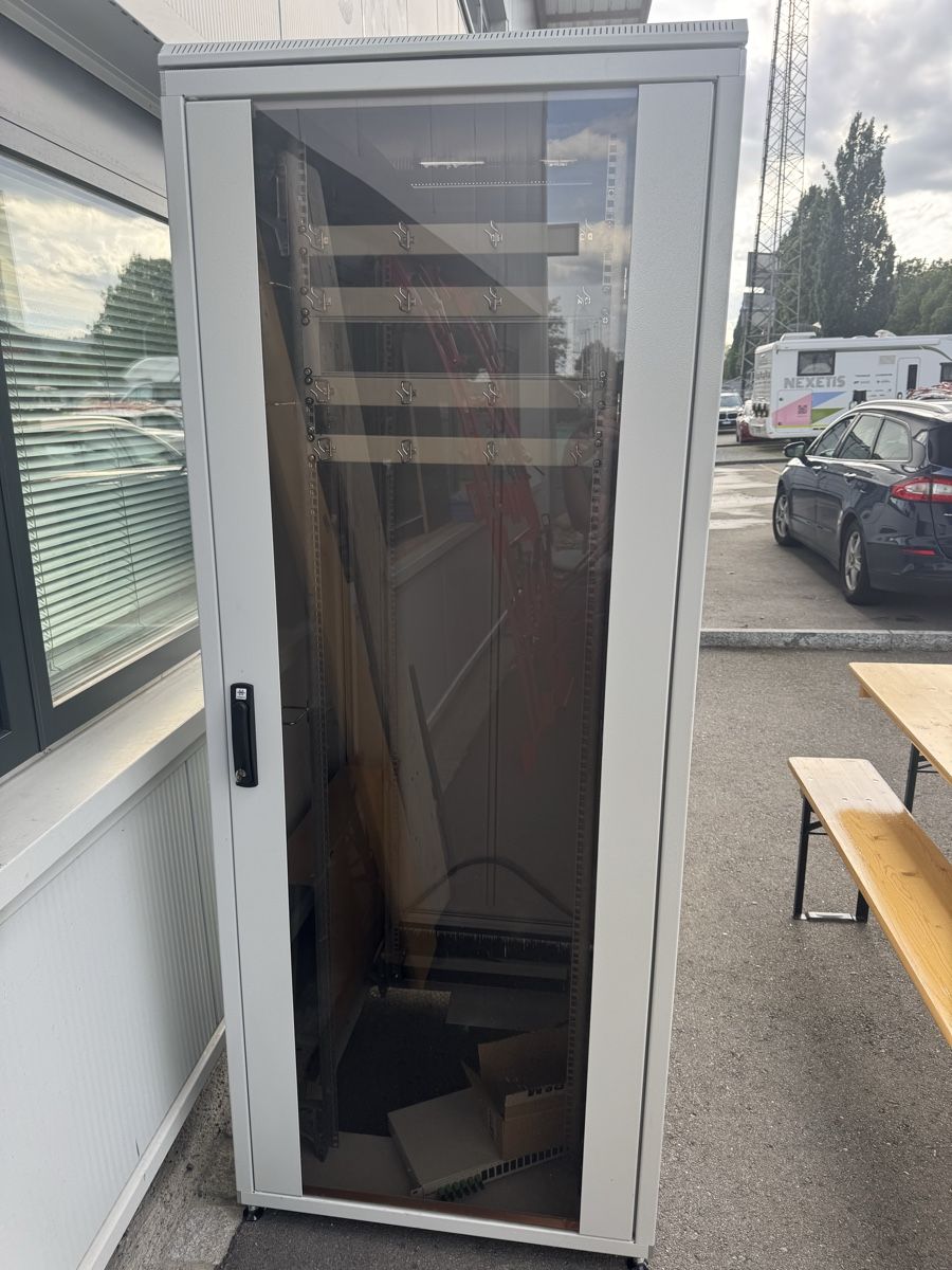 Armadi: Serverschrank Abschliessbar – Usato da Sursee venduto da sim_meier 1