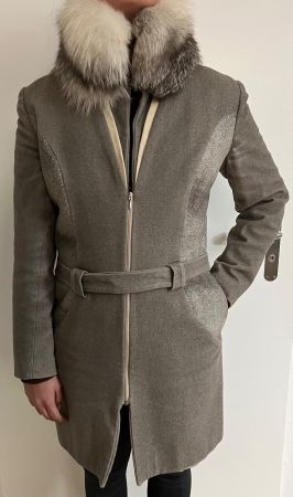 Grauer Mantel von Designerin Asita Sahabi