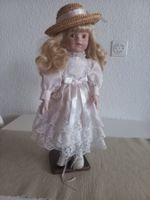 Porzellanpuppe mit Kleid und Hut guter Zustand