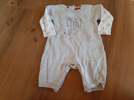 Baby Strampler grau  und weiss mit Sternen
