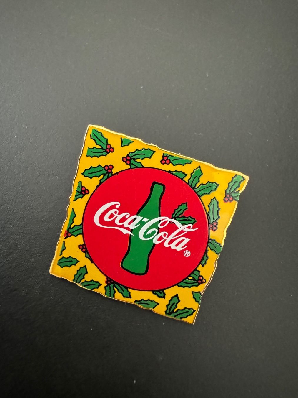 Plaketten & Abzeichen: Pin Coca Cola signiert hinten Copyright – Gebraucht aus Galgenen von rub_f6kh