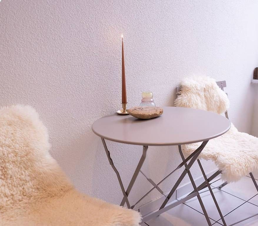 Tischset: Round Bistro Table + 2 Folding Chairs + Covers – Gebraucht aus Basel von Barbara_Gug