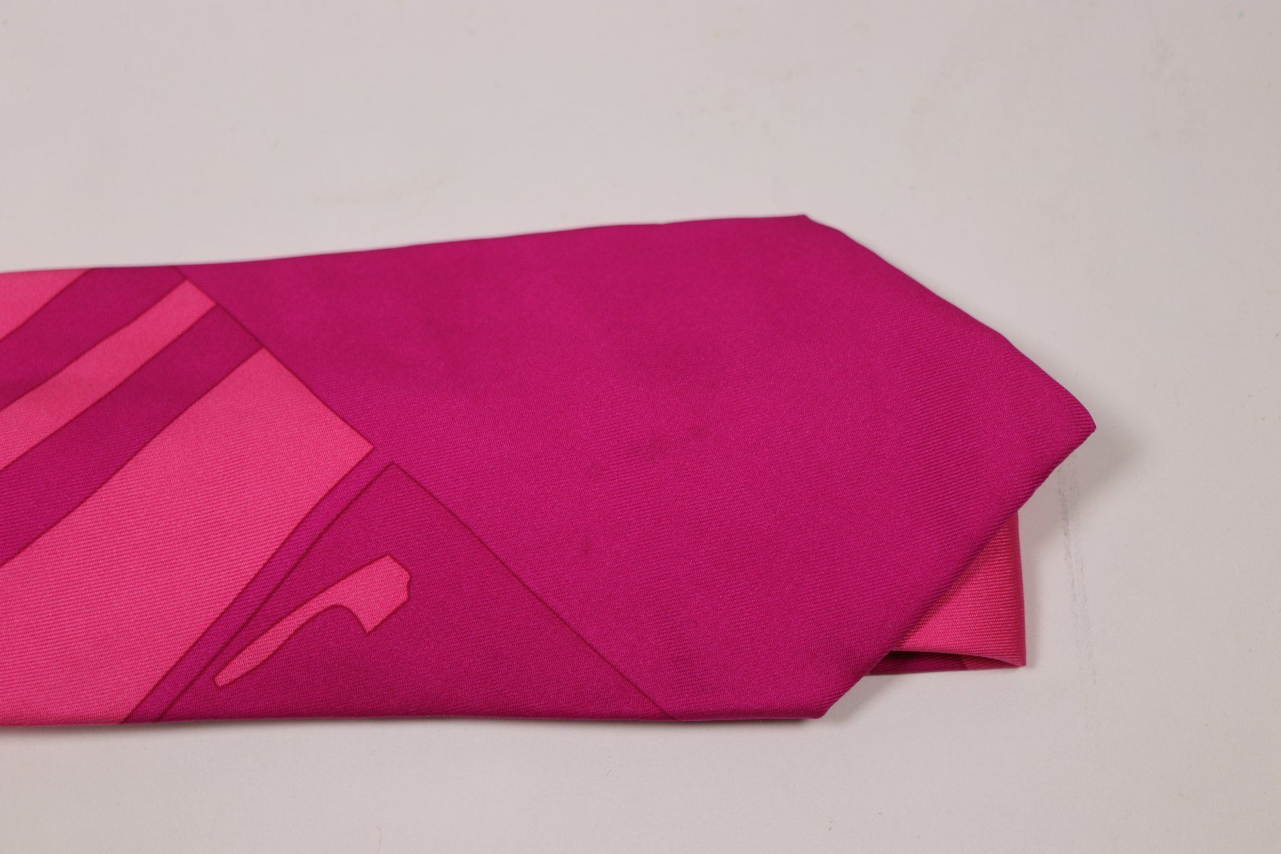Hermès Cravatte: Hermès Pink Silk Tie - Hermes Seidenkrawatte – Usato da Hombrechtikon venduto da BAZ-Vintage