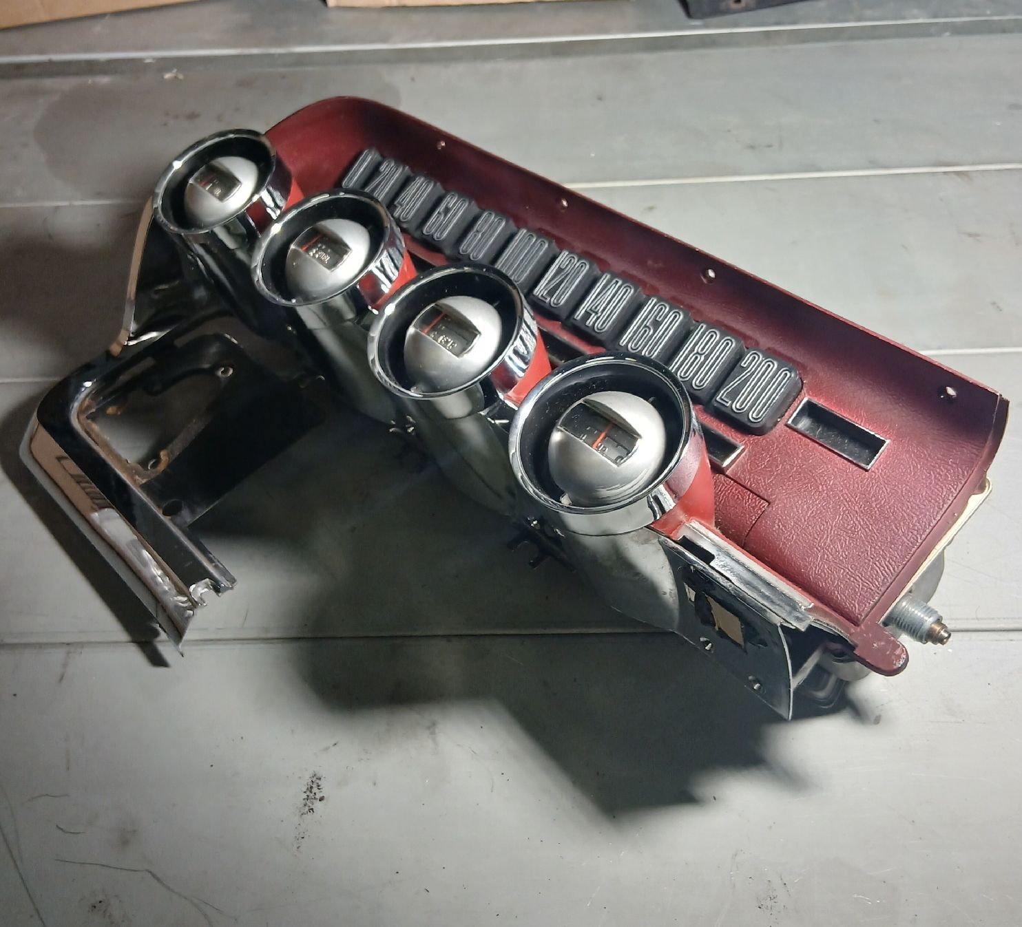 Ford Tutti pezzi di ricambio auto: Compteur Ford Thunderbird 66 kmh – Usato da la heutte venduto da Auto-stock 1