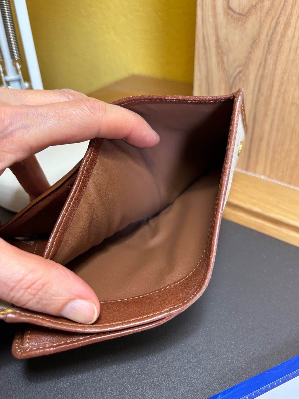 Celine Portamonete: Portefeuille Céline monogramme gold – Usato da Founex venduto da ari_2gt7 8