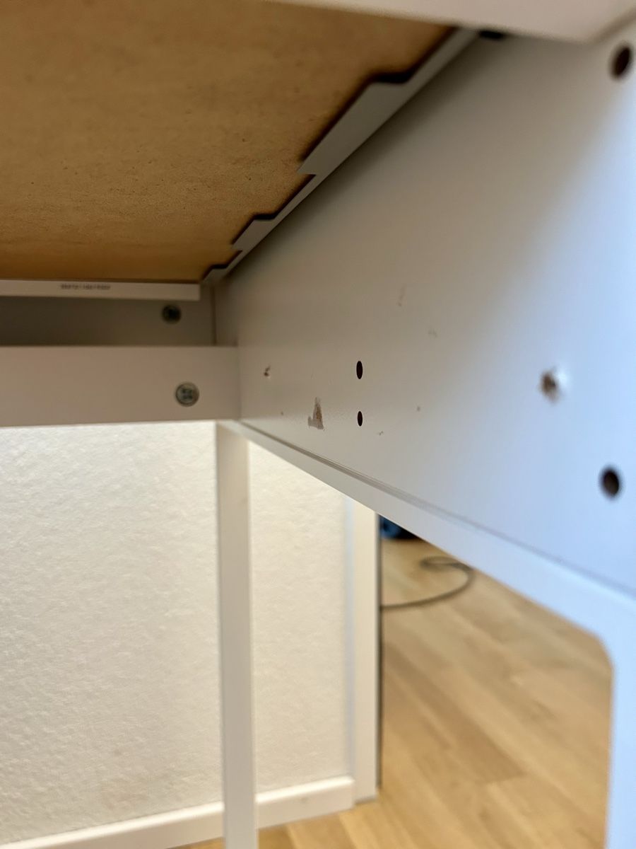 Ikea Scrivanie: Schreibtisch Ikea Micke mit Korpus – Usato da Winterthur venduto da nil_x89f 5