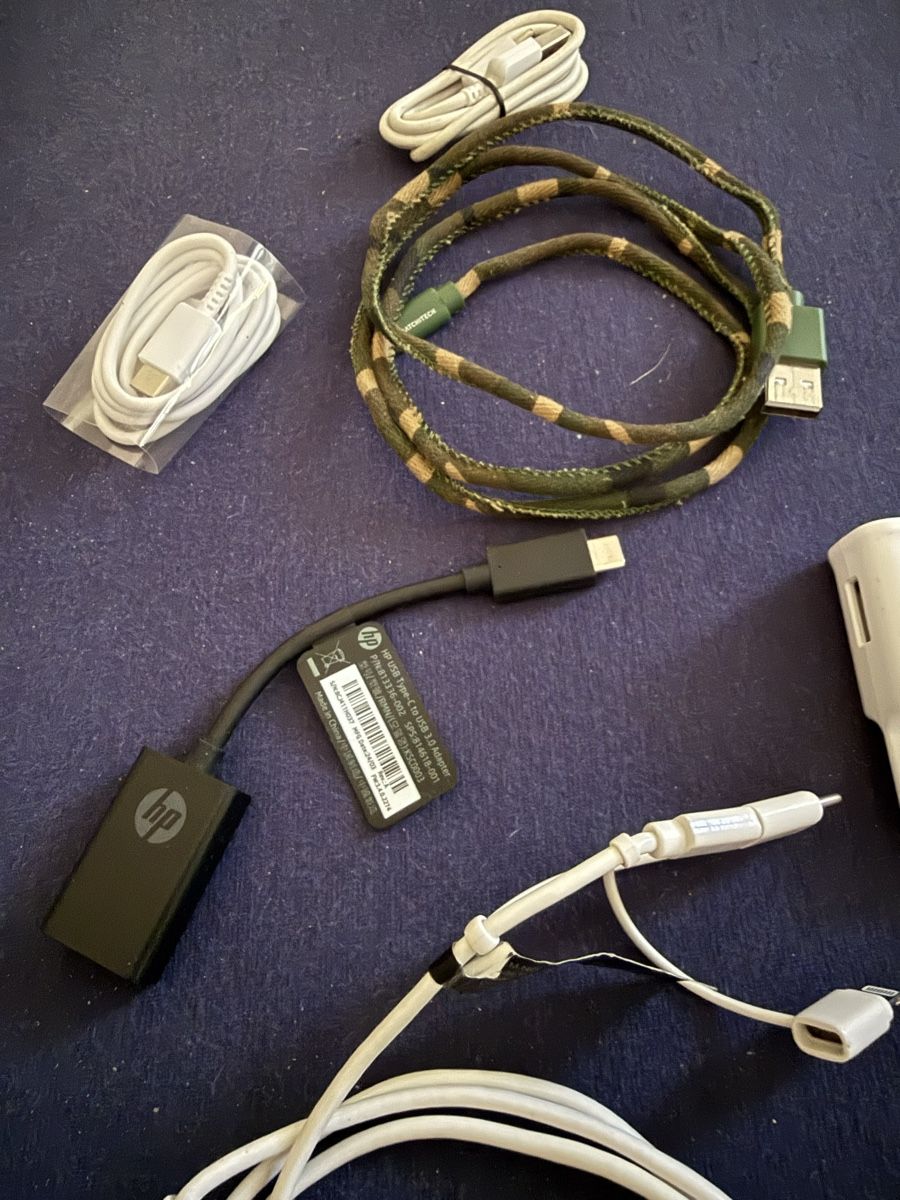 Handys / Smartphones: Verschiedene Ladekabel und Handy Halterung – Gebraucht aus Kriens von Ceer25 2