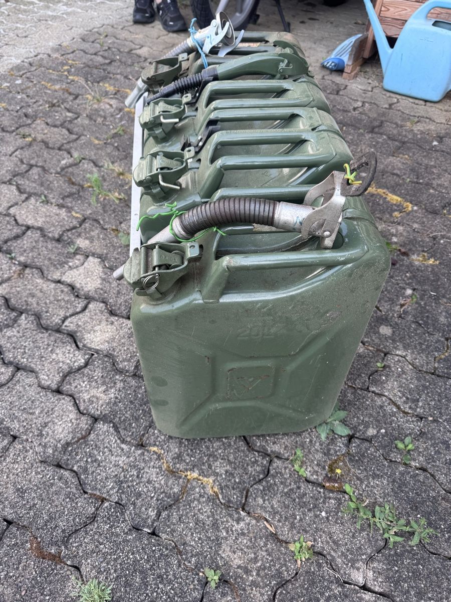 Bidons d’essence: Kanister 20L grün 4 Stk  – D'occasion à Hofstetten SO par Smari6