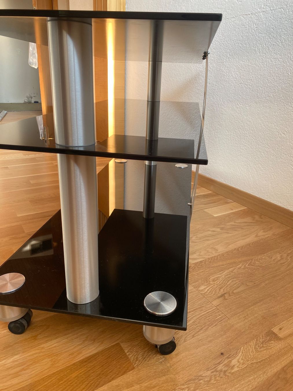Mobili TV: TV-Möbel Glas Schwarz 3 Ablagen mit Rollen – Usato da Burgdorf venduto da gre_2ftz 4
