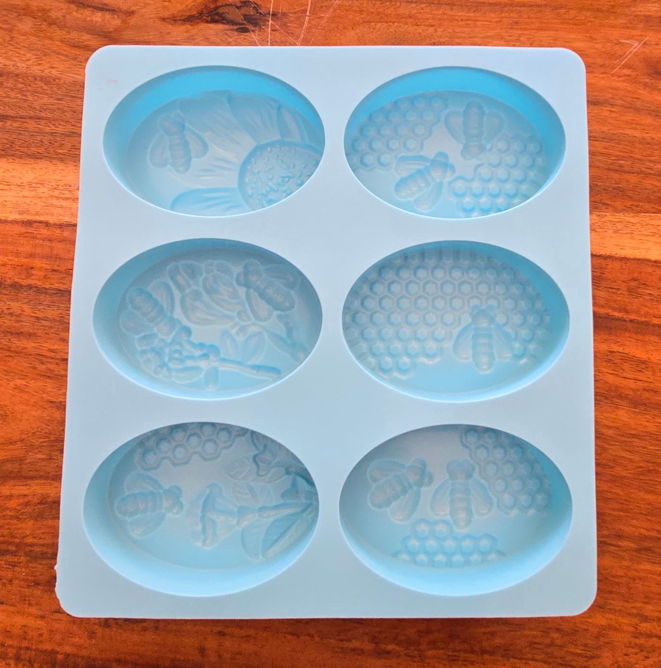 Teglie da forno: Seifen-Kerzen Silikonform Bienen / Bees – Nuovo e nell'imballaggio originale da Zürich venduto da amysmith 2