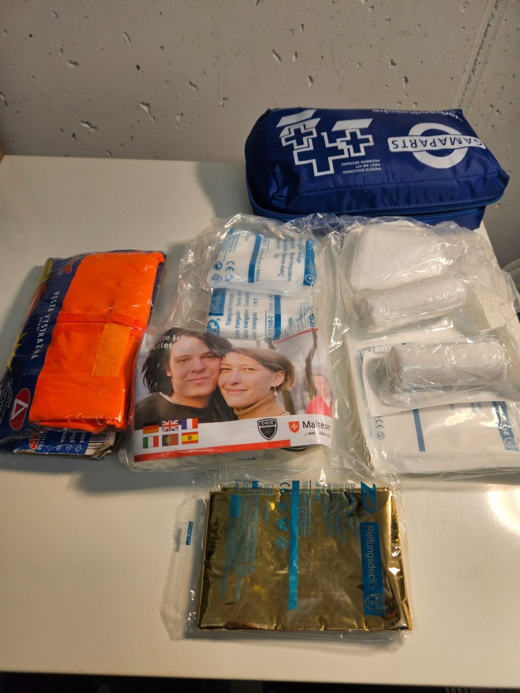 Kit di pronto soccorso: Verbandstasche inklusive Warnweste – Usato da Chur venduto da Einszweidreiviermein