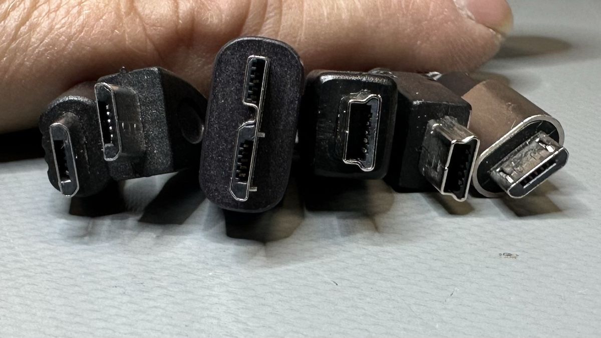 Cavi: 6 verschiedene USB (Micro USB, Mini USB, HDD-USB) Kabel. – Usato da St-Gingolph venduto da Edgar1920 1