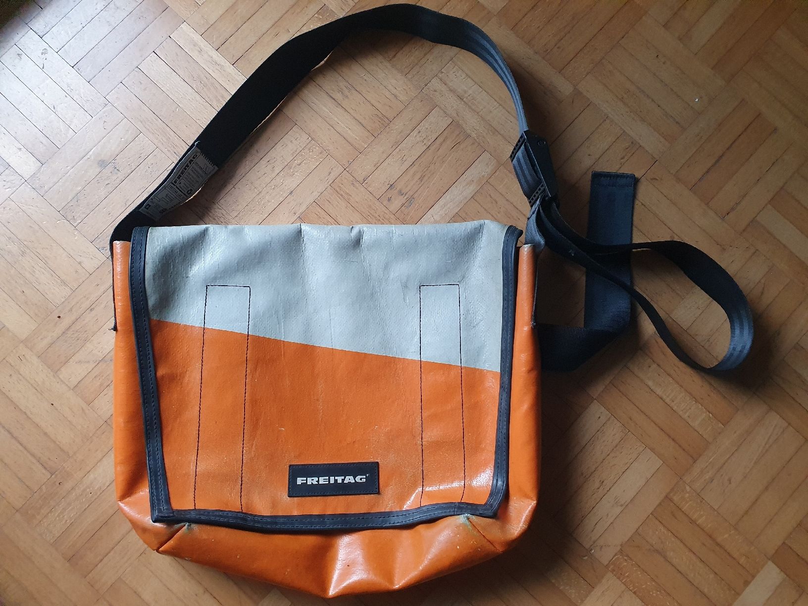 Freitag Borse: Freitag Messenger Bag weiss-orange – Usato da Luzern venduto da carmona.