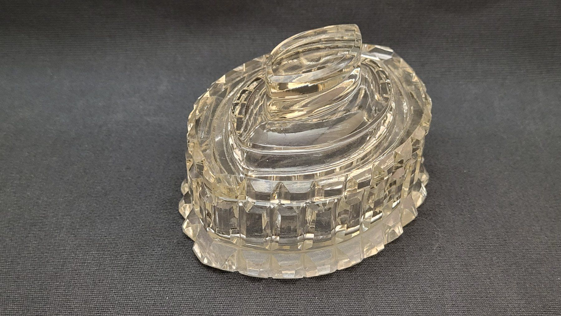 Figuren: Antike Glas-Dose – Gebraucht aus Basel von spinne02