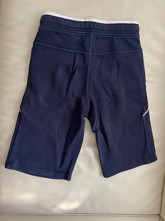 Pantaloni: Short Hugo BOSS pour garçon 8-10ans – Usato da Genève venduto da Fencer3_914 1