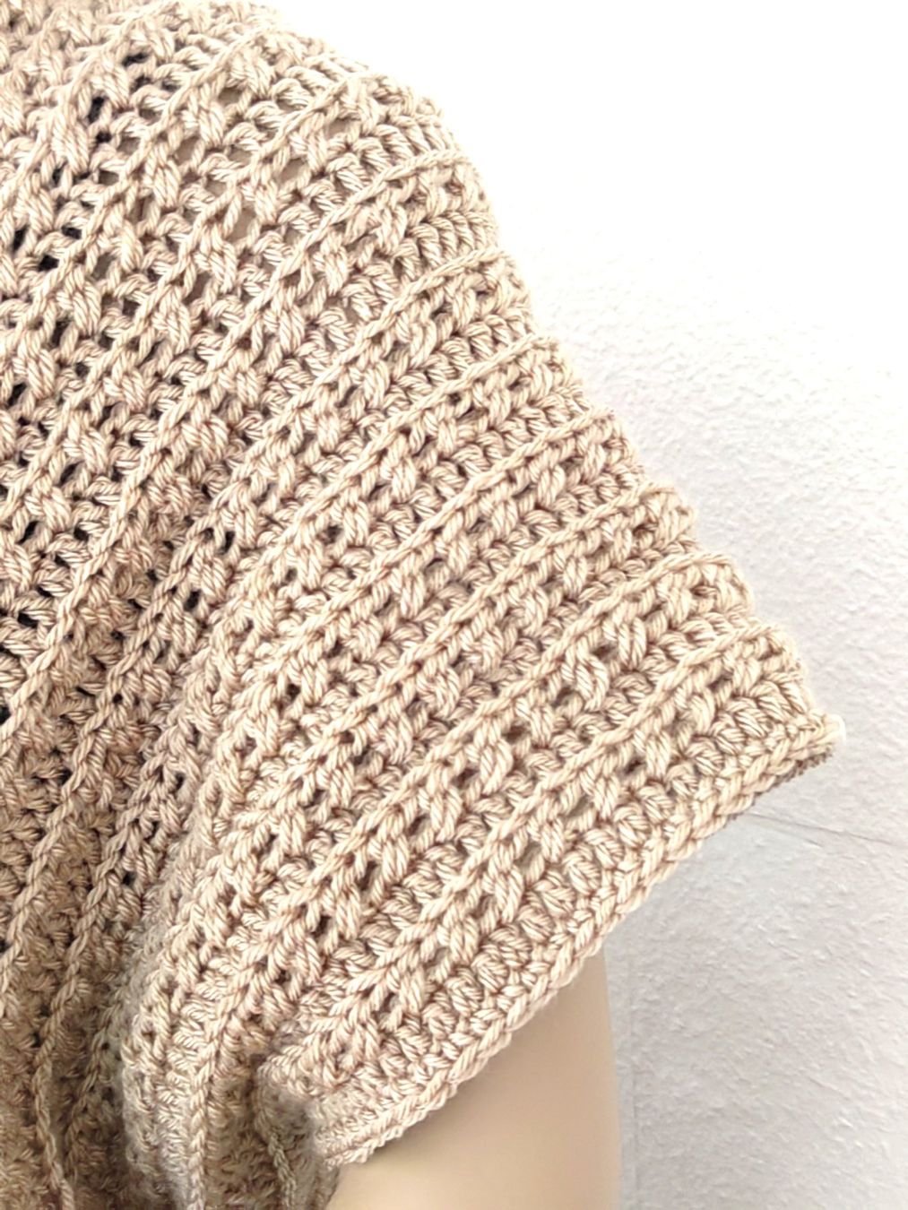 Top: Selbst gehäkelter Sommertop Farbe Sand – Nuovo (secondo la descrizione) da Basel venduto da Omi60 1