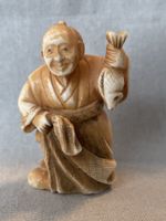 Netsuke, Fischer mit Netz und Fisch, signiert