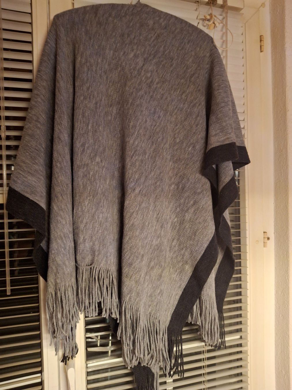Sonstige Damenmode: Châle avec franges taille unique – Gebraucht aus Villiers von san_jn5w 2