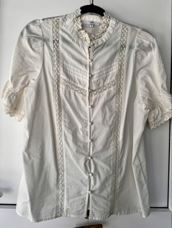 Chemisier taille 42, blanc cassé, dentelle fine.