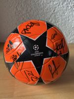 FC Basel Champions League Fussball mit Autogrammen von 06/07