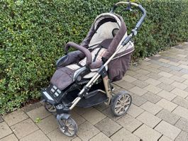 Kinderwagen mit Regenschutz