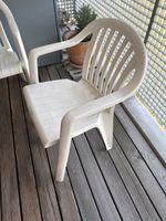 3 weisse Gartenstühle 