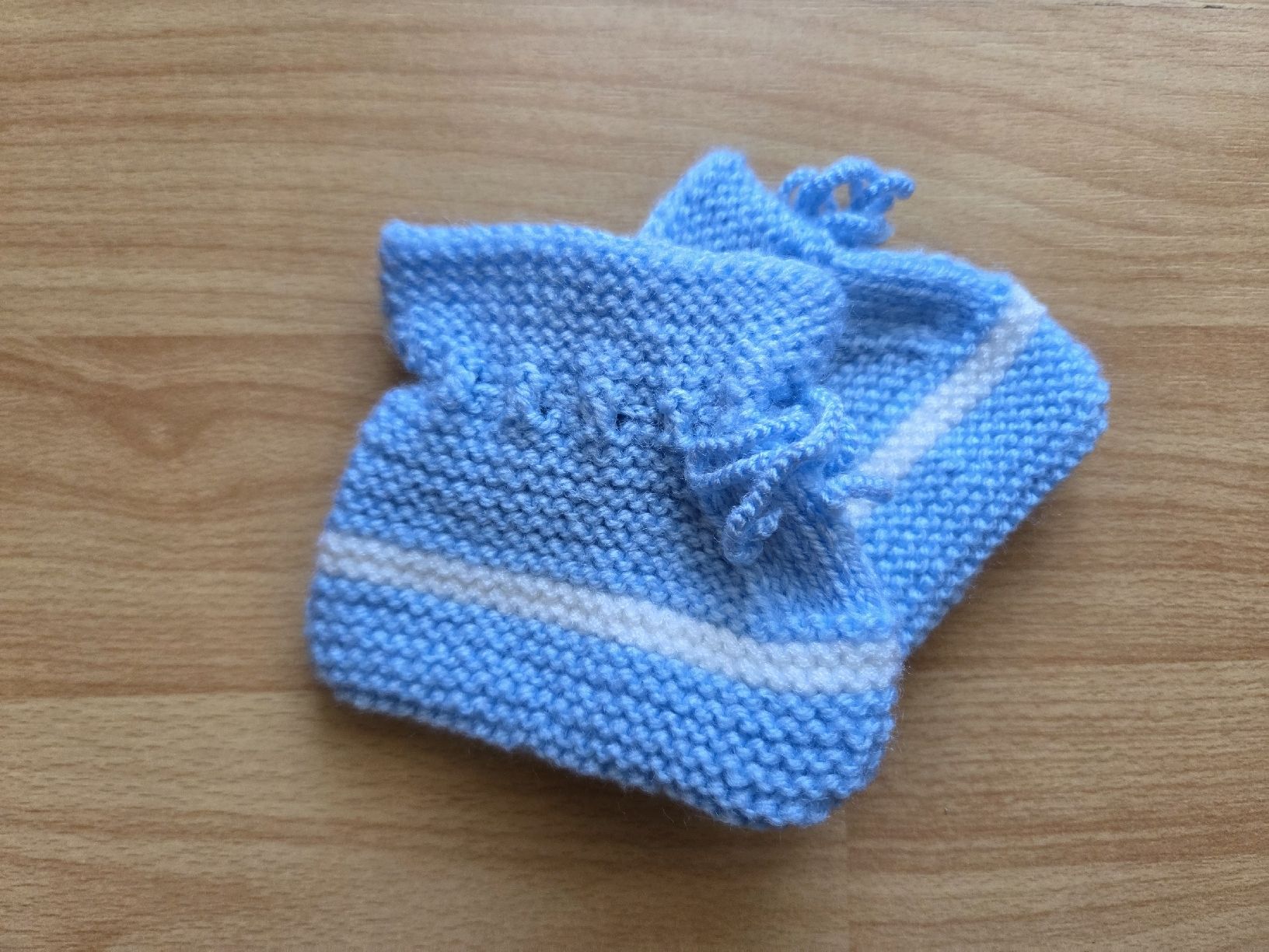 Chaussettes enfants: Gestrickte Babyschuhe blau weiss  – Neuf avec emballage d'origine à Bazenheid par Mermaid07