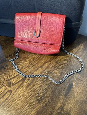 Rote Hugo Boss Umhängetasche mit Kette, neuwertig!