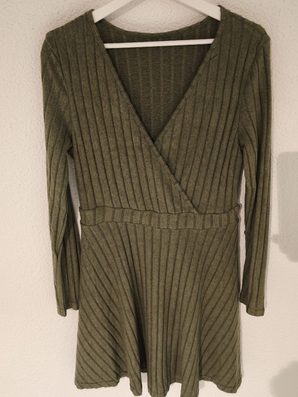Vestiti: Khakifarbenes Strickkleid, Grösse L, Wickeloptik – Nuovo (secondo la descrizione) da Emmetten venduto da SecondhandSiska 3