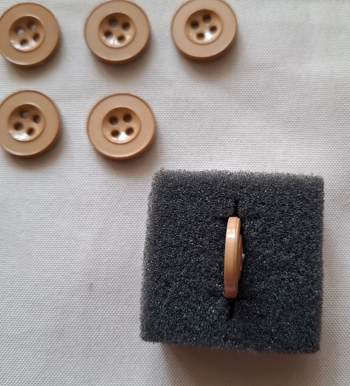 Bottoni: 6 Knöpfe, beige, 18 mm. – Usato da Dietikon venduto da Hirschkopf 2