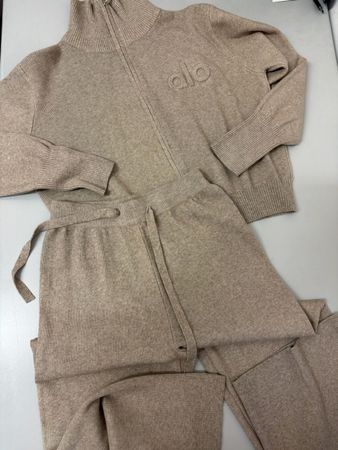 Alo Yoga Jogginganzug beige Grösse oversize bis L