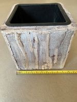 Rustikaler Übertopf Holzoptik, quadratisch.