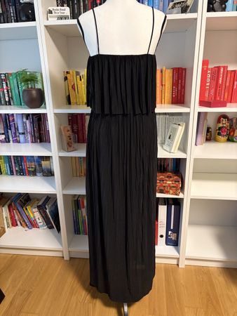 ABOUT YOU Maxikleid Gr. 36 – Schwarz – Plissee/Volant