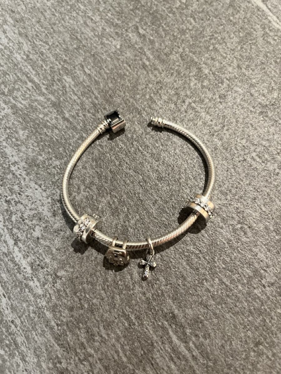 Pandora Armbänder & -reifen: Pandora Armband mit Charms – Neu (gemäss Beschreibung) aus Wattwil von Luna8