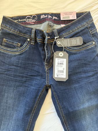 Neue MediumWaist Jeanshose in 36 Normalpreis liegt bei 70CHF