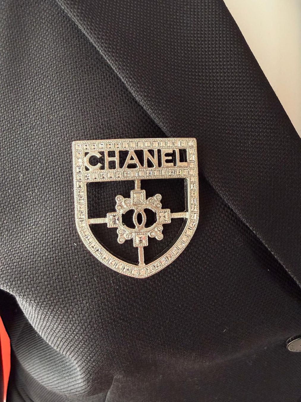 Chanel Spille & Fermagli: Chanel Brosche Wappen, Rarität – Nuovo (secondo la descrizione) da Oberarth venduto da SSS. 5