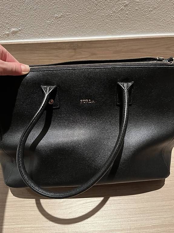 Borse da donna: Borsa shopper Furla di pelle nera, comoda e spaziosa  – Usato da Genestrerio venduto da Ellyellys84 3