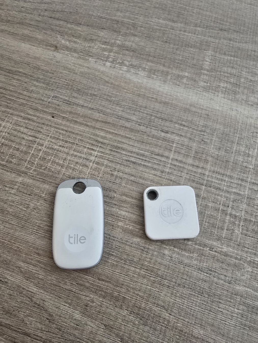 Porte-clés: 2x Tile Bluetooth Tracker Key Finder White Set Used – D'occasion à Zürich par hon_p6z9