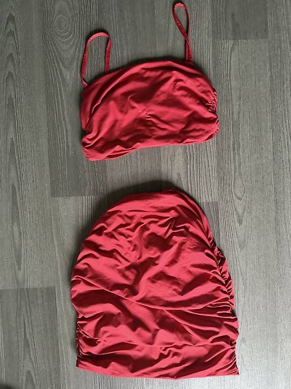Completi & Tailleur: Ensemble rouge  – Usato da Plan-les-ouates venduto da Jordane.S