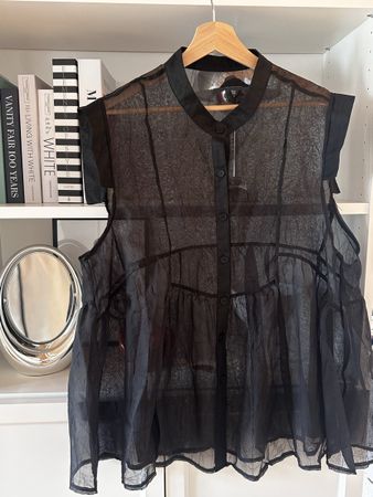 Schwarze Bluse minimalistisch Zara COS Massimo fashion 