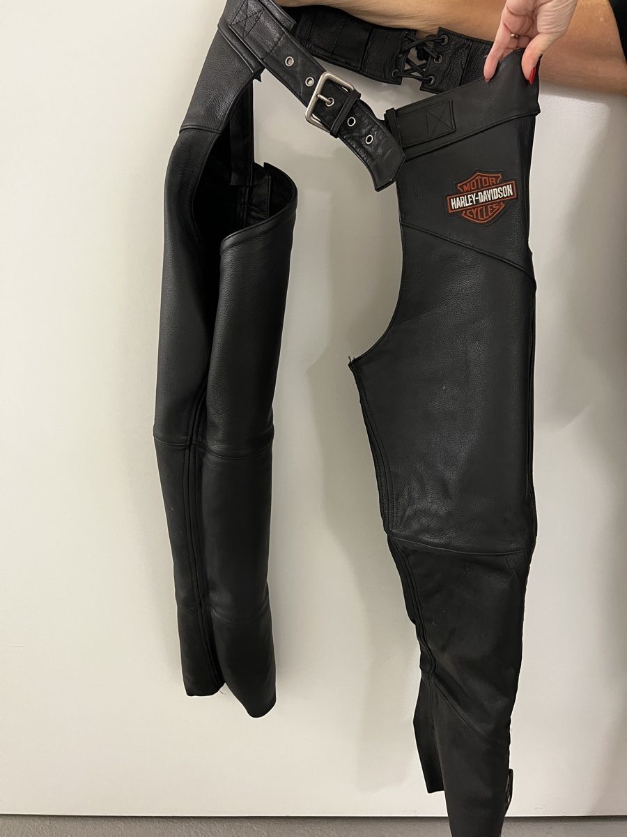 Harley-Davidson Pantaloni: Harley-Davidson Leder Chaps Schwarz Grösse L gebraucht – Usato da Cham venduto da ingold_a 1