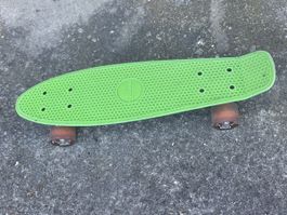 Pennyboard grün mit leuchtenden Rollen 