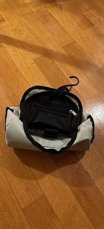 Aufhängbares Necessaire