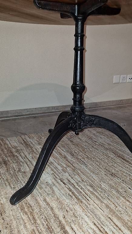 Tavoli: Nussbaum Beizentisch 120cm mit Gussfuss – Usato da St. Gallen venduto da Rene123 3