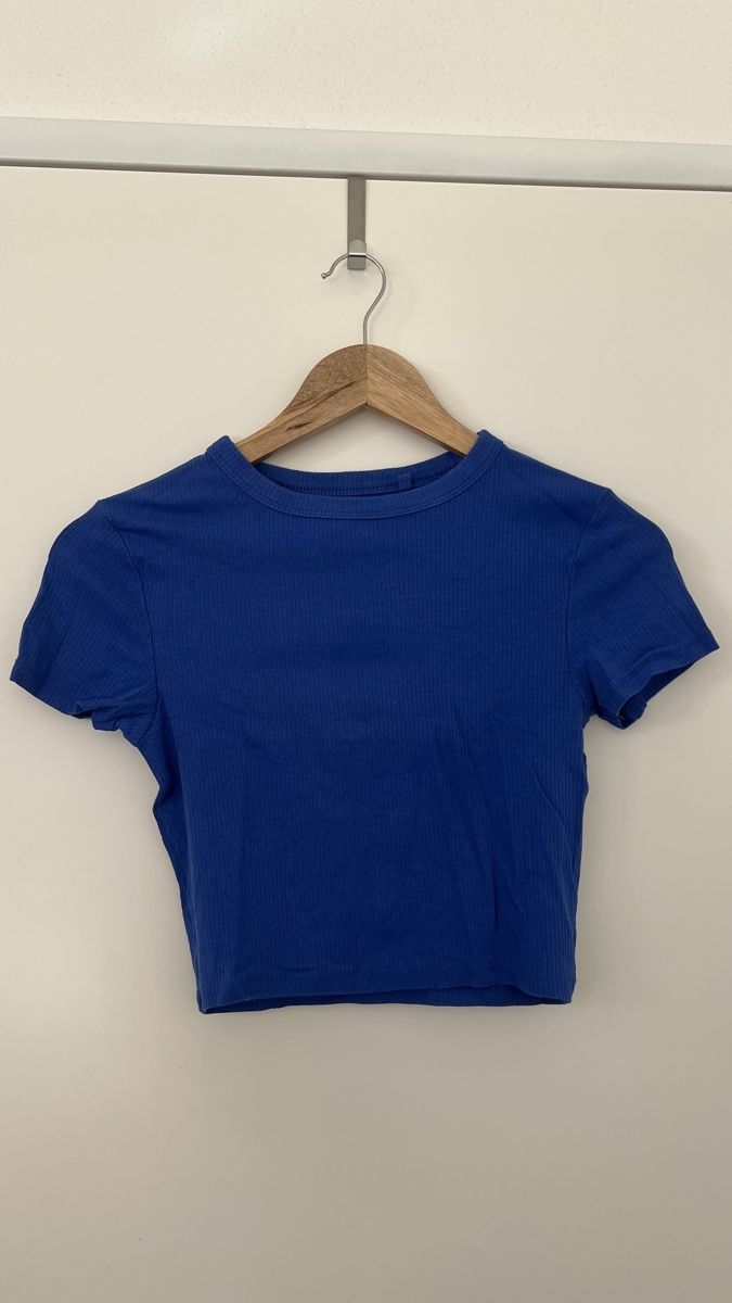 Top: Blaues Crop Top – Usato da Wermatswil venduto da Jara.a.s