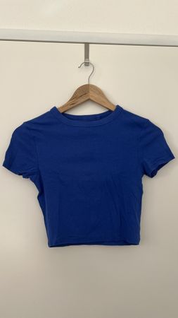 Blaues Crop Top