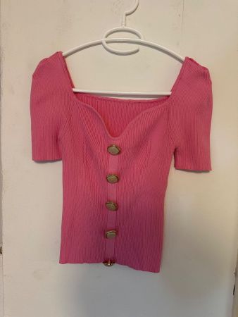 Rosa T-Shirt mit Knöpfen